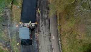 Знімок ділянки дороги в Нентхеде (Англія), зроблений за допомогою дрона